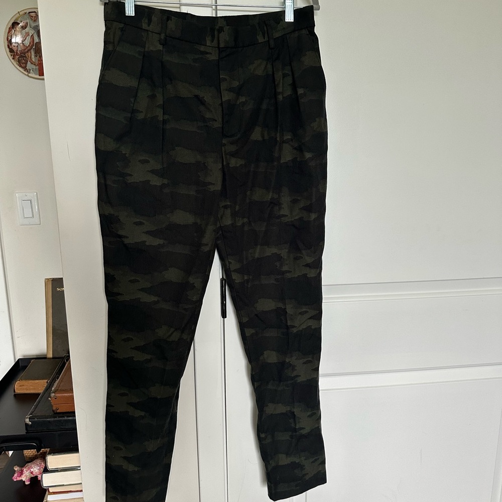 BLK DNM Women’s Camouflage Pants size 40. (US 8/10)
Camo. Twill.
